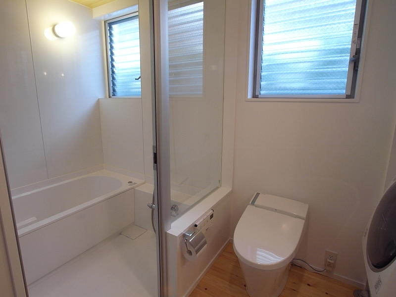 バス/トイレ事例：明るいバスルーム（羽根木の家－9.5坪の敷地に）