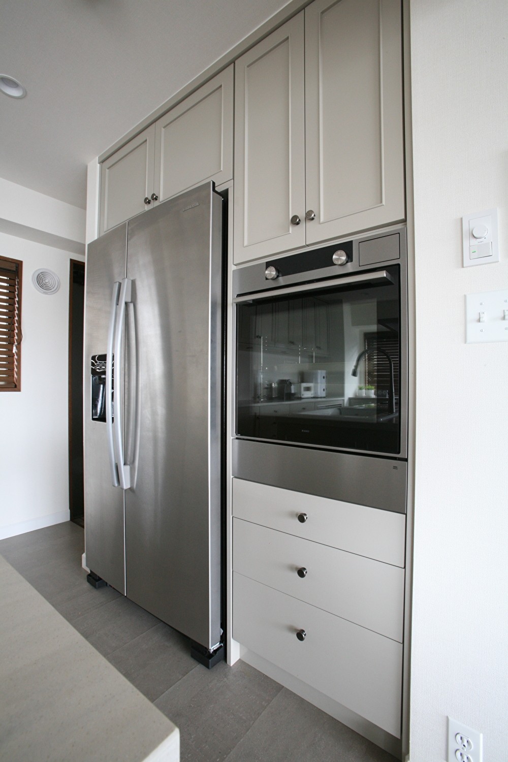 キッチン事例：ビルトインスチームオーブンと冷蔵庫（T邸）