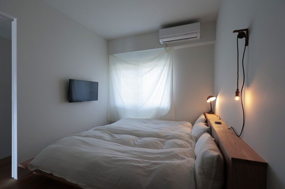 朝霧のマンションリフォーム／一枚の壁で生まれる多様なスペース (寝室)