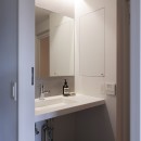 朝霧のマンションリフォーム／一枚の壁で生まれる多様なスペースの写真 洗面室