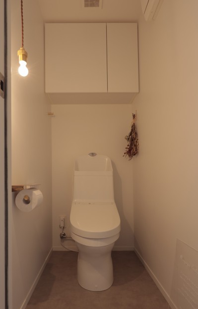 トイレ (朝霧のマンションリフォーム／一枚の壁で生まれる多様なスペース)