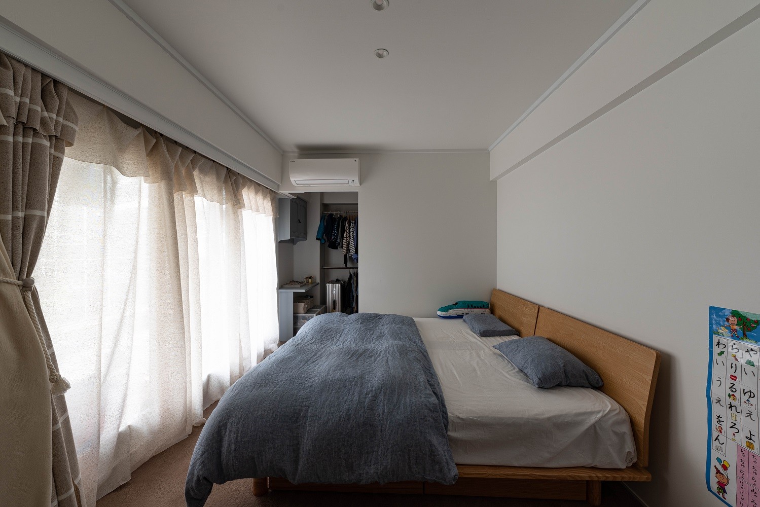 ベッドルーム事例：バルコニーに面した主寝室（柔らかな曲線に包まれて）