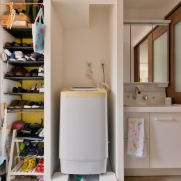 玄関収納 ➡ 洗濯機 ➡ 洗面台 (のびのび過ごせる2列型キッチンの家)