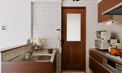 のびのび過ごせる2列型キッチンの家 (キッチンの引き戸を閉めると印象が変わります。)
