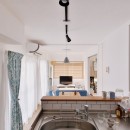 のびのび過ごせる2列型キッチンの家の写真 キッチンからの風景
