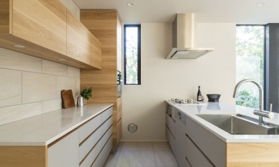 収納力たっぷりの造作キッチン｜緑を飾る家