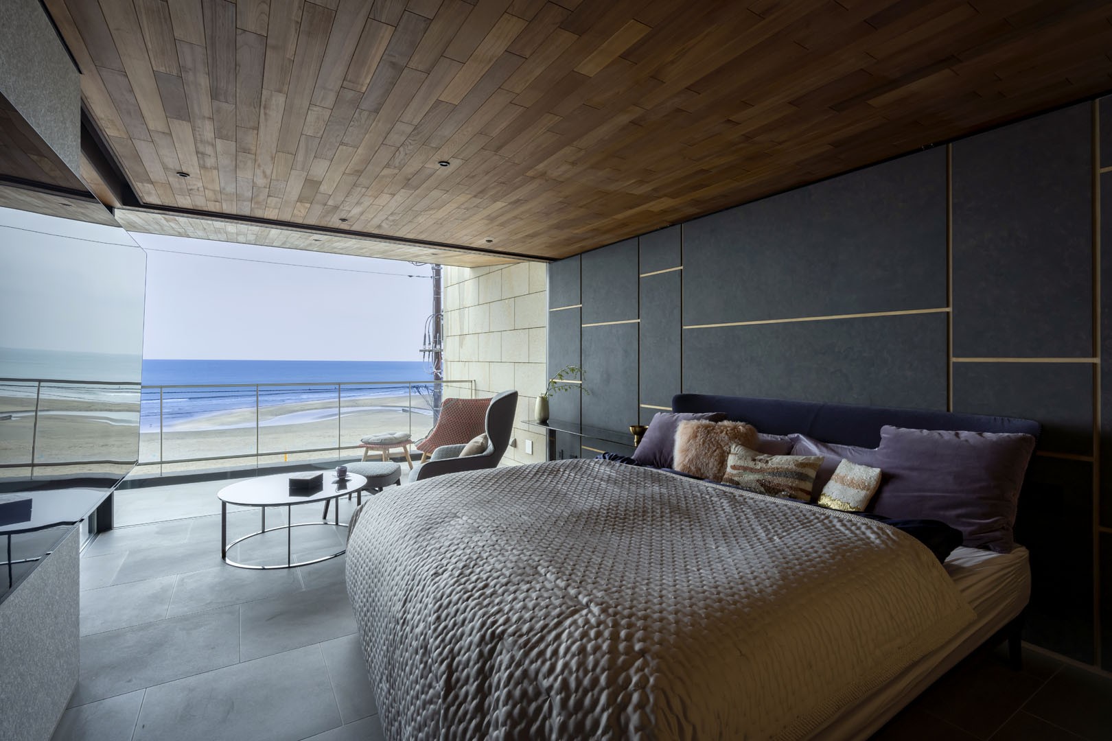 ベッドルーム事例：海を眺める寝室（波音やすらぐ家）