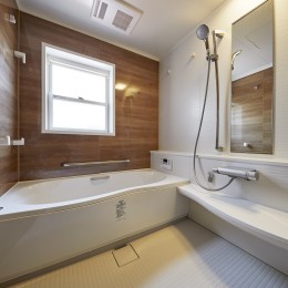 浴室2階 (風と光が通り抜ける温かな2世帯住宅)