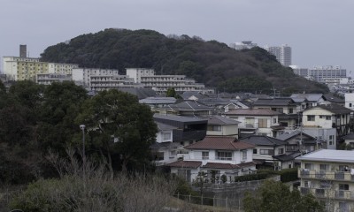 ”キタムキ　ノ　イエ”　北側の自然豊かな眺望を借景としながら、環境シミュレーションで住環境を最適化した住宅 (外観遠景)