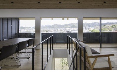 ”キタムキ　ノ　イエ”　北側の自然豊かな眺望を借景としながら、環境シミュレーションで住環境を最適化した住宅 (借景)