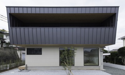 ”キタムキ　ノ　イエ”　北側の自然豊かな眺望を借景としながら、環境シミュレーションで住環境を最適化した住宅 (北側外観)