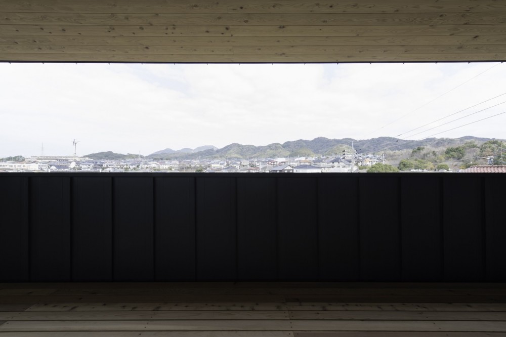 ”キタムキ　ノ　イエ”　北側の自然豊かな眺望を借景としながら、環境シミュレーションで住環境を最適化した住宅 (トリムされた風景)