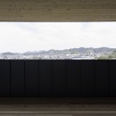 ”キタムキ　ノ　イエ”　北側の自然豊かな眺望を借景としながら、環境シミュレーションで住環境を最適化した住宅の写真 トリムされた風景