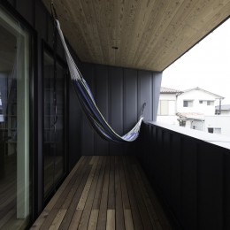 ”キタムキ　ノ　イエ”　北側の自然豊かな眺望を借景としながら、環境シミュレーションで住環境を最適化した住宅 (ベランダハンモック)