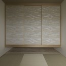 ”キタムキ　ノ　イエ”　北側の自然豊かな眺望を借景としながら、環境シミュレーションで住環境を最適化した住宅の写真 月桃紙と琉球畳の和室