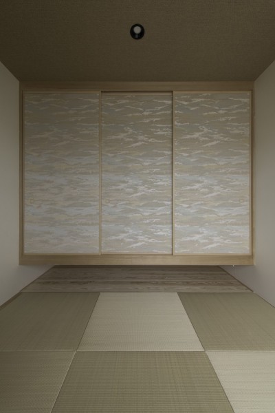 月桃紙と琉球畳の和室 (”キタムキ　ノ　イエ”　北側の自然豊かな眺望を借景としながら、環境シミュレーションで住環境を最適化した住宅)