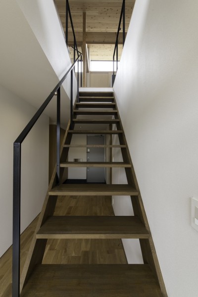 木製スケルトン階段とスチール手摺 (”キタムキ　ノ　イエ”　北側の自然豊かな眺望を借景としながら、環境シミュレーションで住環境を最適化した住宅)