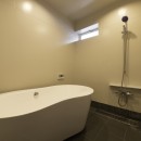”キタムキ　ノ　イエ”　北側の自然豊かな眺望を借景としながら、環境シミュレーションで住環境を最適化した住宅の写真 据置バスタブの在来浴室