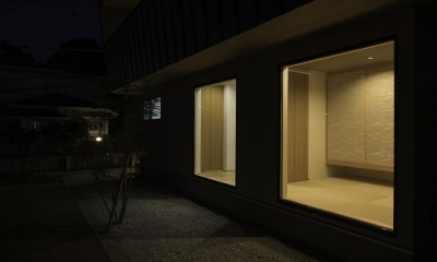 ”キタムキ　ノ　イエ”　北側の自然豊かな眺望を借景としながら、環境シミュレーションで住環境を最適化した住宅 (外観北側夜景)