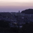 ”キタムキ　ノ　イエ”　北側の自然豊かな眺望を借景としながら、環境シミュレーションで住環境を最適化した住宅の写真 夜景遠景　住宅の自由な可能性を広げる設計とシミュレーション