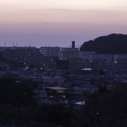”キタムキ　ノ　イエ”　北側の自然豊かな眺望を借景としながら、環境シミュレーションで住環境を最適化した住宅 (夜景遠景　住宅の自由な可能性を広げる設計とシミュレーション)