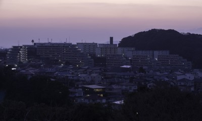 ”キタムキ　ノ　イエ”　北側の自然豊かな眺望を借景としながら、環境シミュレーションで住環境を最適化した住宅 (夜景遠景　住宅の自由な可能性を広げる設計とシミュレーション)