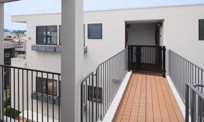 白楽PJ -新築木造3F建 複合建築- (外部渡り廊下)