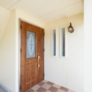 風と光が通り抜ける温かな2世帯住宅の写真 玄関ドア