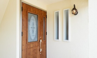 風と光が通り抜ける温かな2世帯住宅 (玄関ドア)