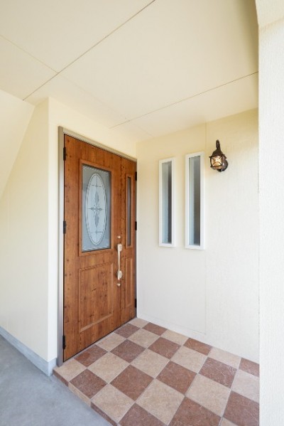 玄関ドア (風と光が通り抜ける温かな2世帯住宅)