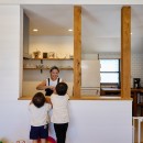 「コンパクトな空間」を遊んで活かす戸建てリノベーションの写真 リビングと繋がる開放的なキッチン