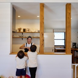 「コンパクトな空間」を遊んで活かす戸建てリノベーション (リビングと繋がる開放的なキッチン)
