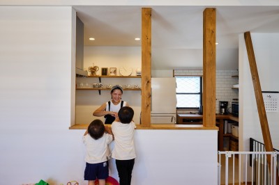 リビングと繋がる開放的なキッチン (「コンパクトな空間」を遊んで活かす戸建てリノベーション)
