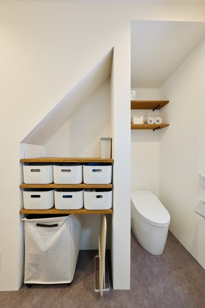 アイデア満載の洗面スペース (「コンパクトな空間」を遊んで活かす戸建てリノベーション)