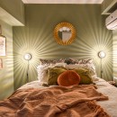 海外みたいにセンスのある部屋のつくり方の写真 グリーンの壁と照明のあるベッドルーム