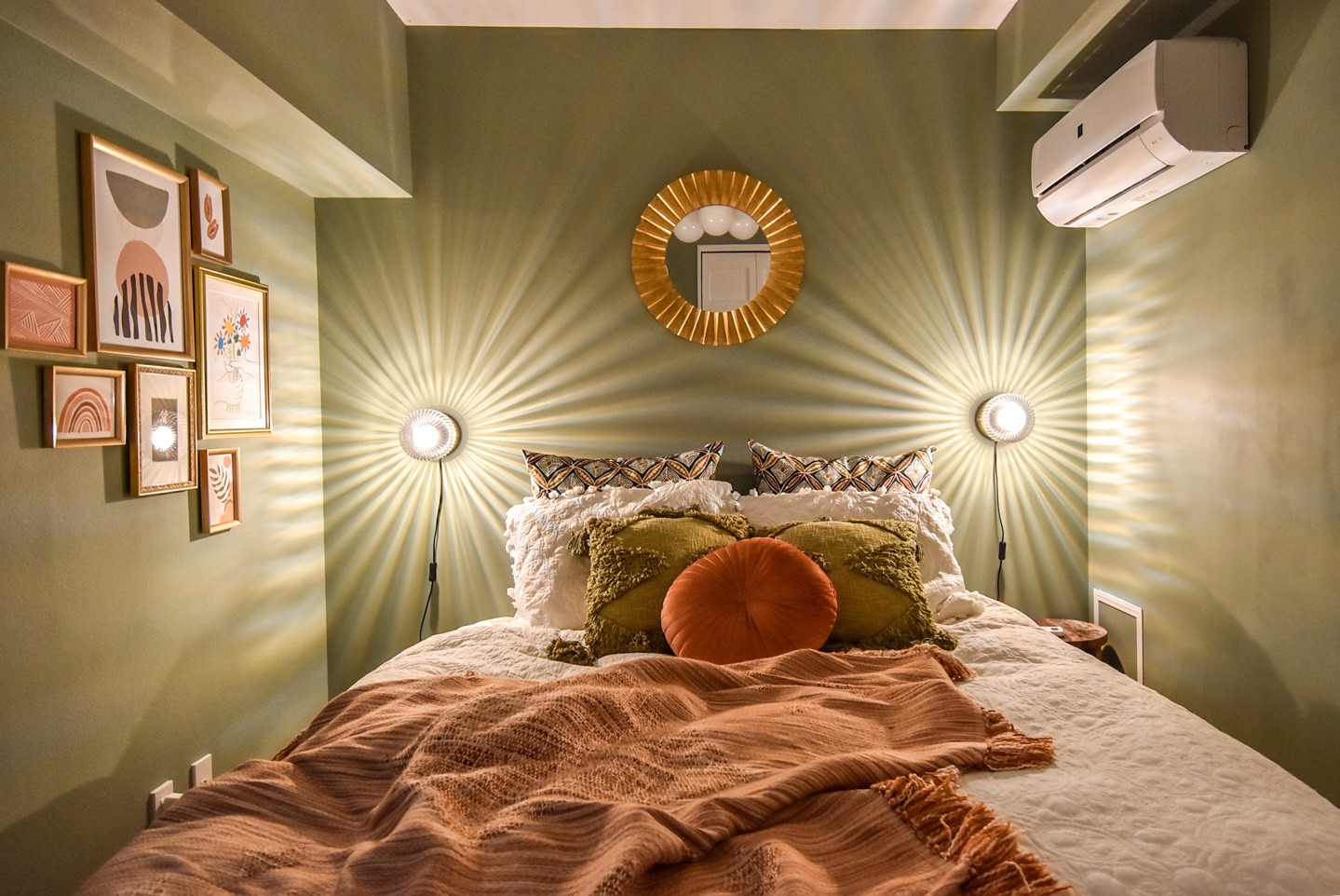 ベッドルーム事例：グリーンの壁と照明のあるベッドルーム（海外みたいにセンスのある部屋のつくり方）