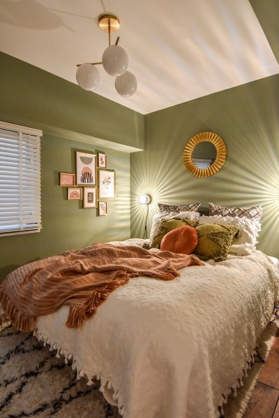 グリーンの壁と照明のあるベッドルーム (海外みたいにセンスのある部屋のつくり方)