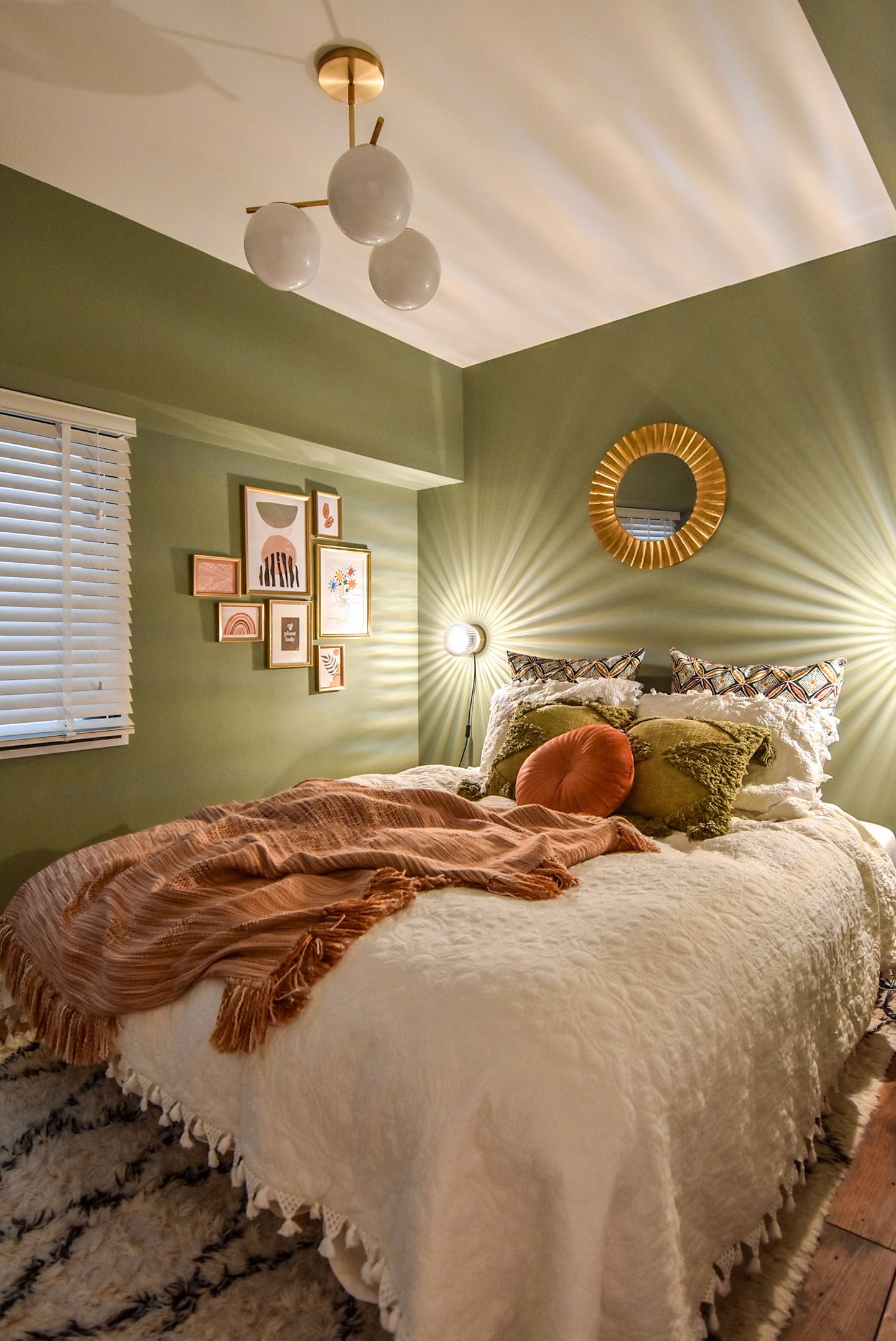 ベッドルーム事例：グリーンの壁と照明のあるベッドルーム（海外みたいにセンスのある部屋のつくり方）