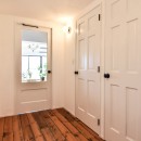 海外みたいにセンスのある部屋のつくり方の写真 白い塗装の木製ドア