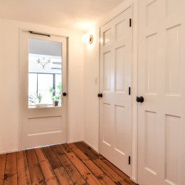 海外みたいにセンスのある部屋のつくり方 (白い塗装の木製ドア)
