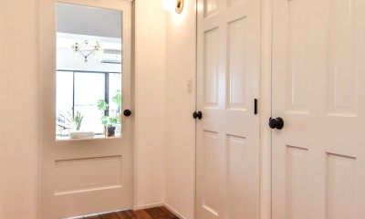 海外みたいにセンスのある部屋のつくり方 (白い塗装の木製ドア)