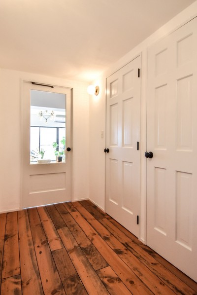 白い塗装の木製ドア (海外みたいにセンスのある部屋のつくり方)