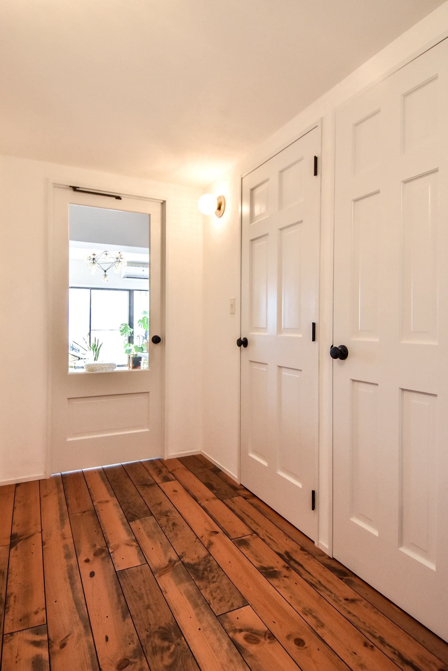 玄関事例：白い塗装の木製ドア（海外みたいにセンスのある部屋のつくり方）