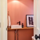 海外みたいにセンスのある部屋のつくり方の写真 ピンク色の壁のトイレ空間