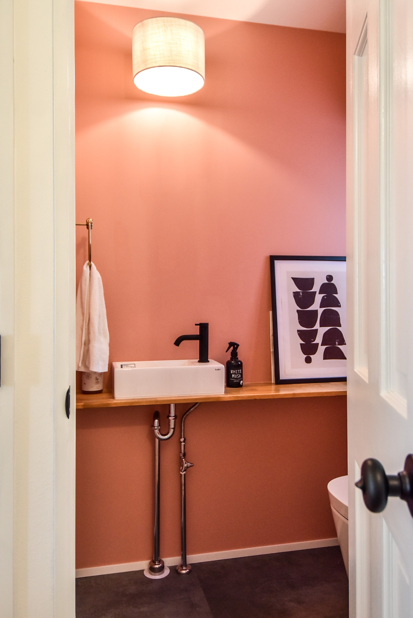 バス/トイレ事例：ピンク色の壁のトイレ空間（海外みたいにセンスのある部屋のつくり方）