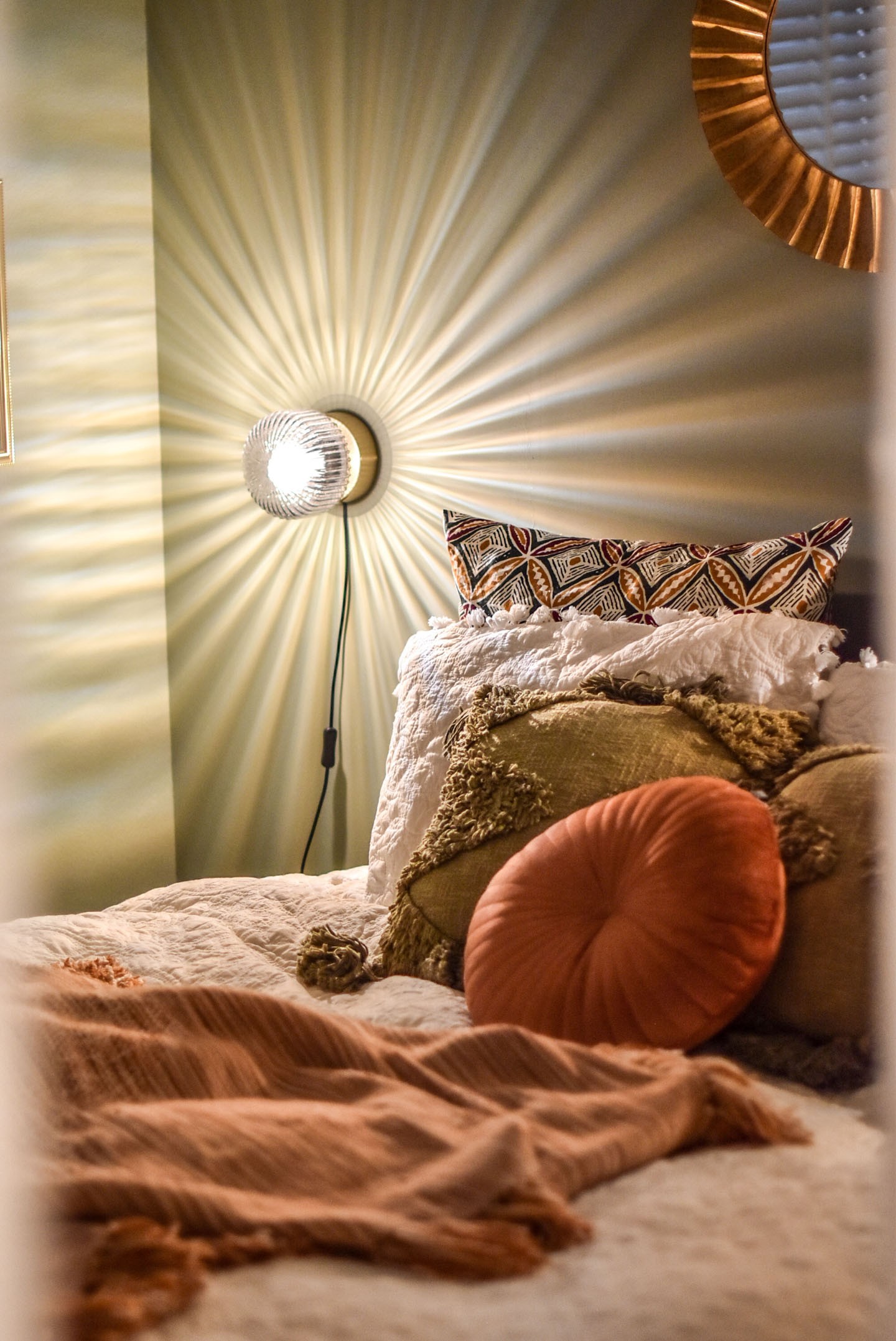 ベッドルーム事例：グリーンの壁の寝室の照明（海外みたいにセンスのある部屋のつくり方）