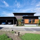 田園のガレージハウス／焼杉板と片流れ屋根の連なる家の写真 外観（昼）