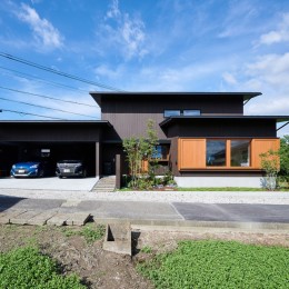 田園のガレージハウス／焼杉板と片流れ屋根の連なる家-外観（昼）