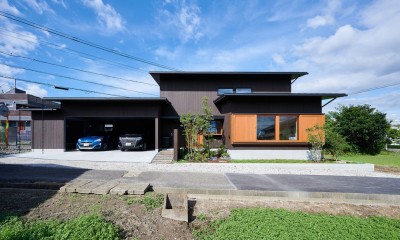 田園のガレージハウス／焼杉板と片流れ屋根の連なる家 (外観（昼）)