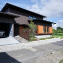 田園のガレージハウス／焼杉板と片流れ屋根の連なる家の写真 アプローチ